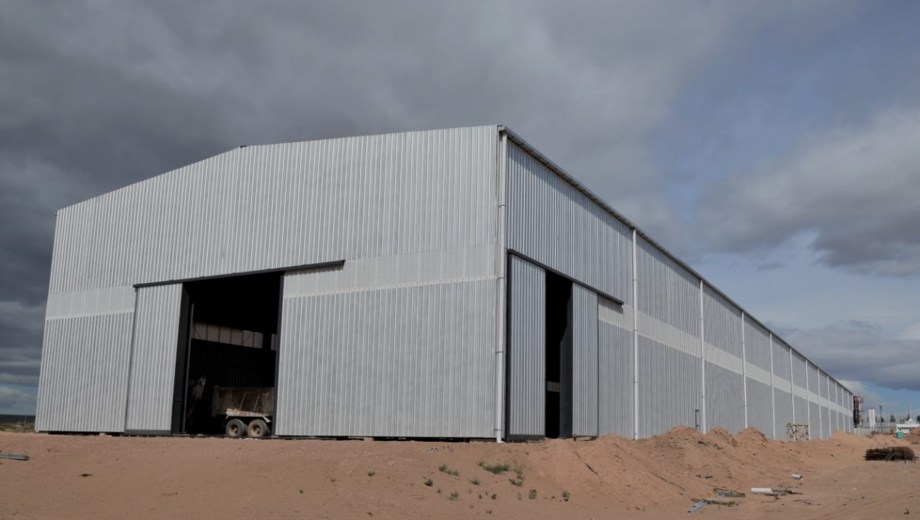 El primer galpón ya está instalado en uno de los lotes del parque industrial huinculense. (Foto: gentileza)