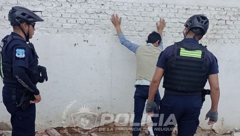 Un patrullaje motorizado en Neuquén capital permitió la detención de un hombre con cuatro pedidos de captura vigentes.
