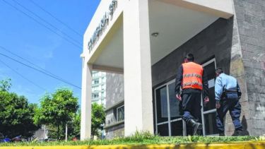 Taxista chocó, escapó y terminó detenido en Roca: un logo lo delató y el test arrojó 1,9 de alcohol en sangre