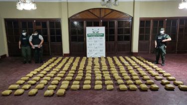 Escondió su auto entre la maleza y Gendarmería descubrió que llevaba más de 200 kilos de marihuana