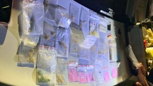 Imputaron a la joven con drogas ocultas en sus botas: le prohibieron ir fiestas y salir de Río Negro