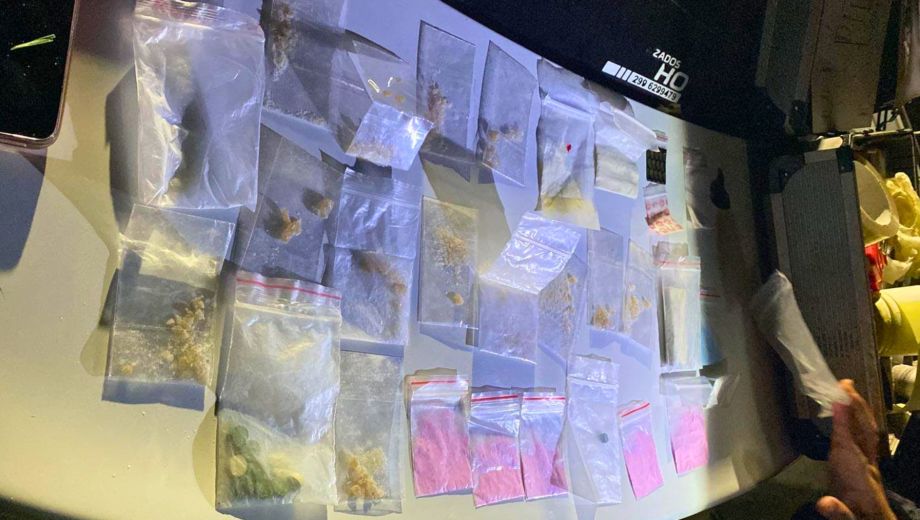 Imputaron a una joven por tener drogas de diseño: libertad con restricciones para la joven de las botas. 