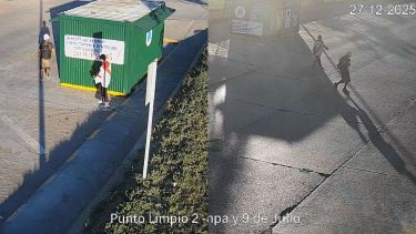 Video | Volvieron a incendiar un contenedor municipal en Roca: quedaron filmados y los atraparon