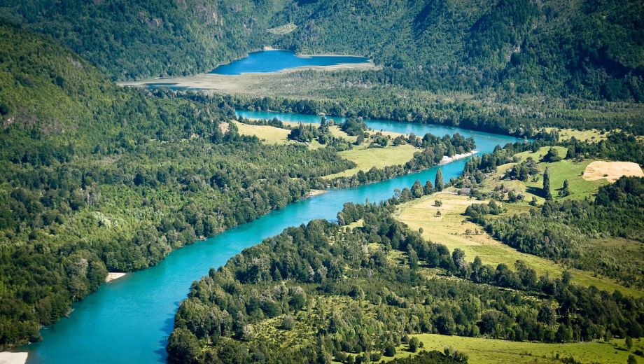 Río Puelo, un río de 120 km que proviene desde el Lago Puelo en Argentina y de otros afluentes en el lado chileno. Recientemente fue oficialmente protegido como Reserva de Caudal con fines de preservación ecosistémica. Foto: José Miguel Calvo
