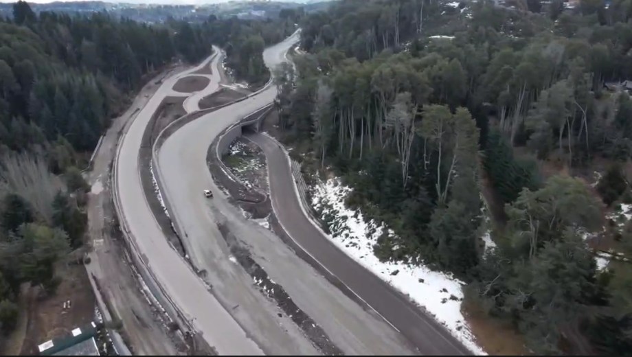 La ruta de Circunvalación cruza el ejido de Villa La Angostura y comenzó a construirse en abril de 2017. (imagen de video gentileza)