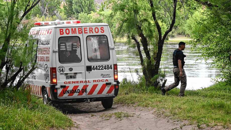 Buscan a Enzo de Oro en el río Negro. Foto: Juan Thomes
