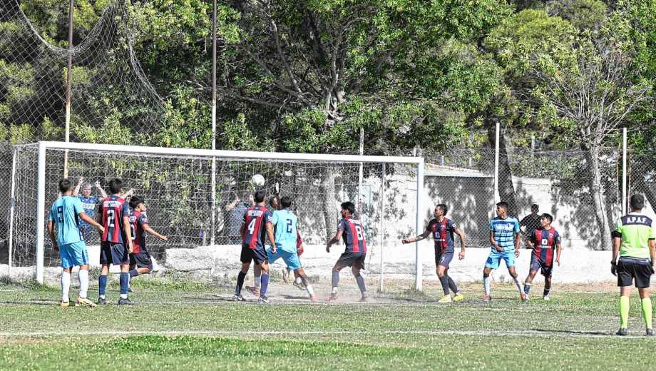 Lorenzo Sáez ganó en un tiro libre para darle el triunfo a La Amistad en Roca.