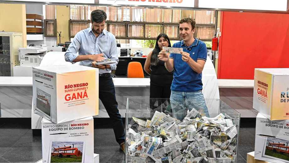 El sorteo se realizó en el hall central de Diario RÍO NEGRO. Foto Juan Thomes.-