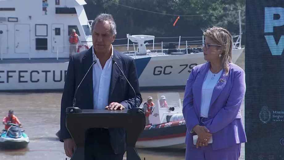 Daniel Scioli y Alejandra Monteoliva y encabezaron el lanzamiento del Plan Verano en la Prefectura Naval.
