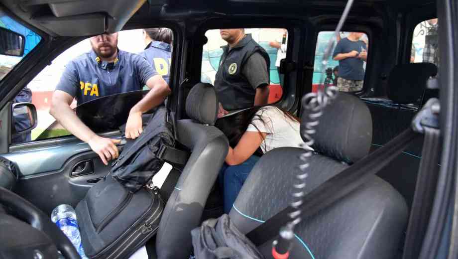 La tesorera de Sur Finanzas cuando fue demorada por la Policía Federal. (Foto: Clarín Fotografía)