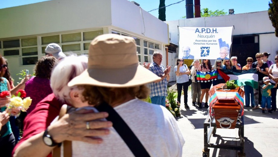 El último adiós a Walter Pérez, presidente de la APDH de Neuquén. (Foto: Matías Subat)