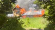 Imagen de Video | Incendio destrozó una casa en Villa La Angostura: susto por el fuego en medio del bosque