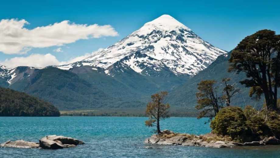 Volcán Lanín. San Martín de los Andes.-
