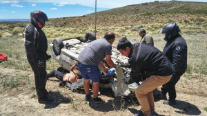 Vuelco e incendio en la Ruta 237 de Neuquén: quedó atrapado en el auto y lo rescataron otros conductores