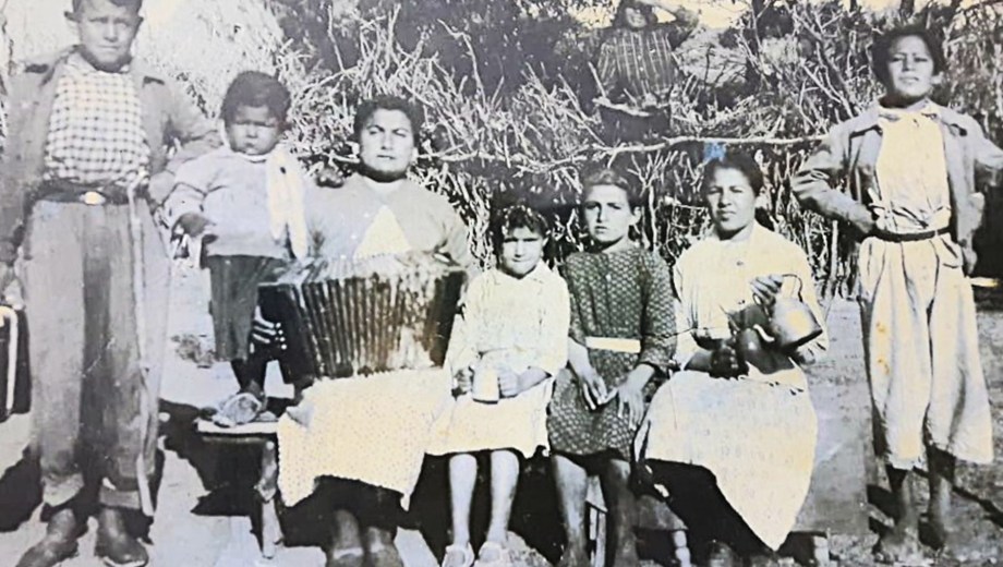 Navarro retrató aquí a los Blázquez : la madre, Teresa Torres Huayquian, mapuche, está al fondo. Raúl, de 3 años, hoy tiene 70. Foto: Gentileza Gabriel Huenchunao Calfucurrá.