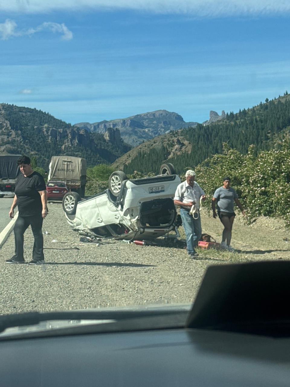 Tomás se topó con un auto volcado en la Ruta 237 y brindó el primer ...