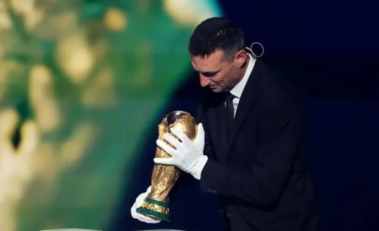 El Gringo, con guantes blancos, fue el encargado de ingresar la Copa del Mundo al escenario.