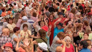 Más de mil adultos mayores llenaron el Polideportivo de Añelo en una nueva edición del Adultazo
