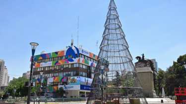 Quedó montada en la avenida Argentina la mega estructura del pinito de Navidad en Neuquén