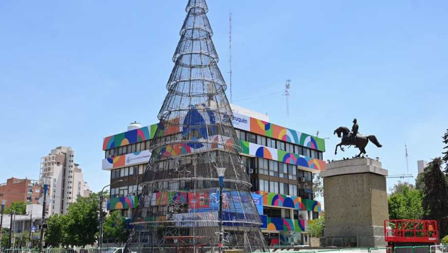 El pinito de Navidad tiene 18 metros y la estrella otros 2 (foto Florencia Salto)