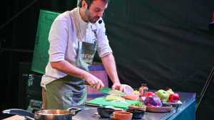 Paco Almeida dio cátedra de cómo hacer un pollo frito crocante en el cierre culinario de la primera noche del Yo Como