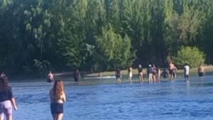 Buscan a un hombre en la zona de «El Arroyón» en Allen: intentó rescatar a su hijo y fue arrastrado por la corriente