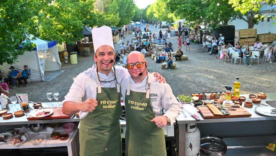En el escenario los protagonistas: Aníbal Ramírez y Roberto Montiel.
