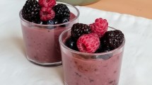 Imagen de Postre de frutos rojos y chocolate: receta fácil y saludable sin azúcar ni gluten