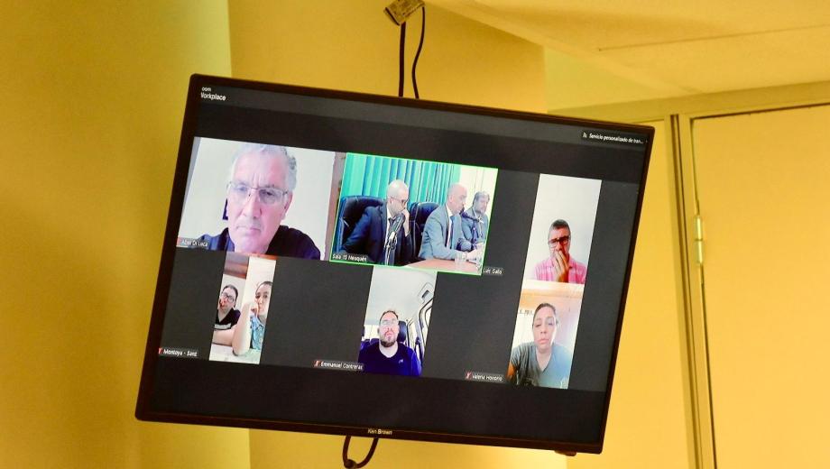 Di Luca, Gallo, Sánz, Montoya, Contreras y Honorio siguieron el veredicto por Zoom. Foto Matías Subat.