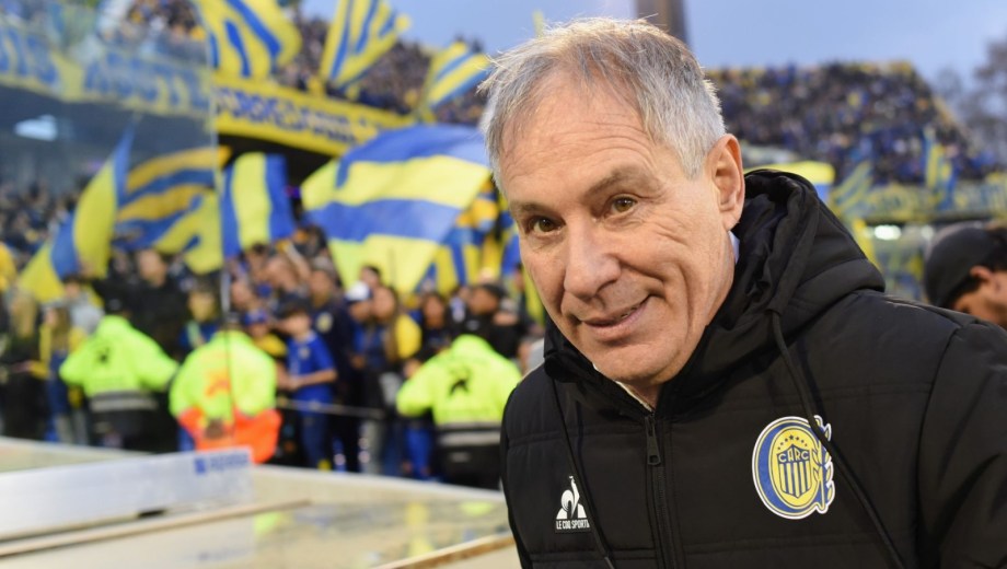 Ariel Holan, quien llevó a Rosario Central al Trofeo de Liga 2025, dejó su cargo tras un año al mando. (FBaires)