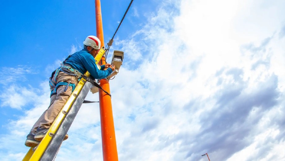 Nuevas cámaras con IA ya se instalan en los accesos a Viedma. Foto: gentileza.