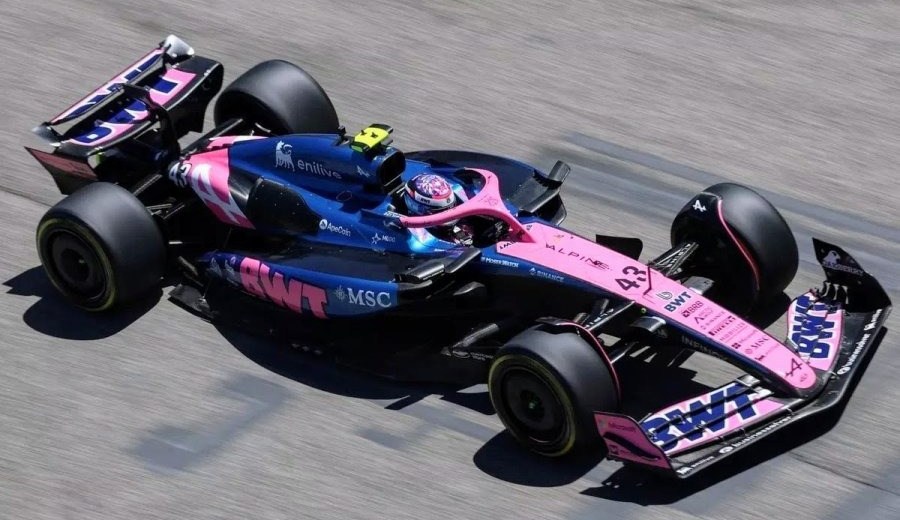 Franco Colapinto correrá en 2026 con un auto renovado pero con el mismo número.