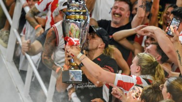 El año de Verón: superó el tropiezo con Foster Gillett, enfrentó a Tapia y salió campeón