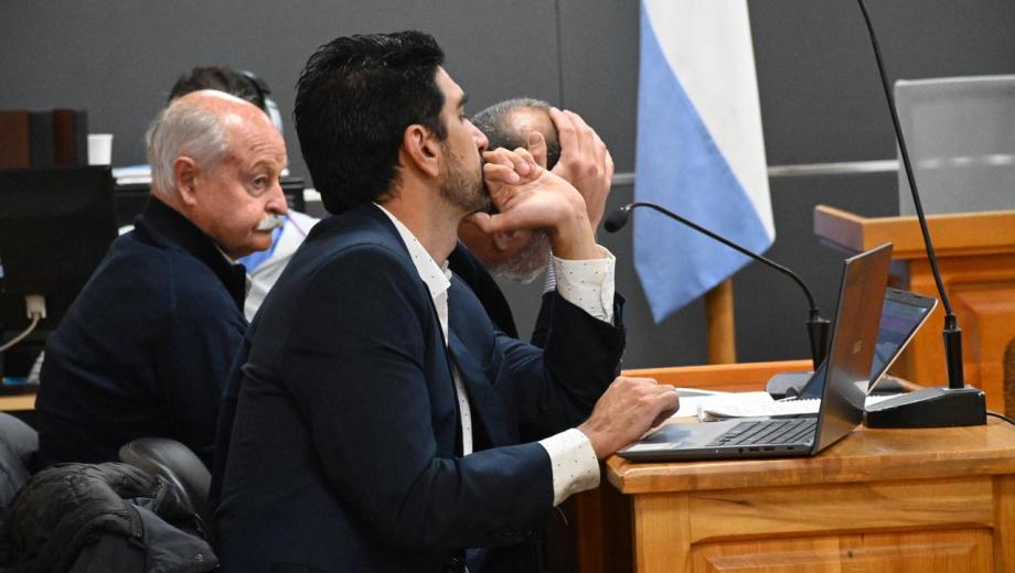 El expresidente de la CEB, Carlos Aristegui (centro), restituyó el dinero que había pagado a través de la CEB a una consultora, pero igual la cooperativa quiere llevarlo a juicio. Foto: Archivo/ Chino Leiva