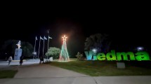 Imagen de En siete fotos | Viedma brilla en Navidad: descubrí la costanera y los puntos iluminados de la ciudad