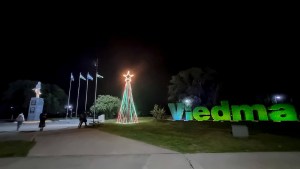 En siete fotos | Viedma brilla en Navidad: descubrí la costanera y los puntos iluminados de la ciudad