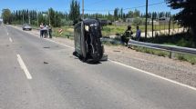 Imagen de Volcaron sobre Ruta 7 luego de sacar el auto de la agencia en Neuquén: apuntan a una falla mecánica