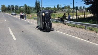 Volcaron sobre Ruta 7 luego de sacar el auto de la agencia en Neuquén: apuntan a una falla mecánica