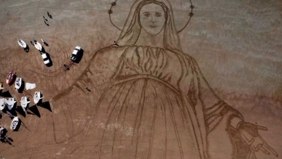 La Inmaculada Concepción tomó forma sobre la arena de la playa de Las Grutas.