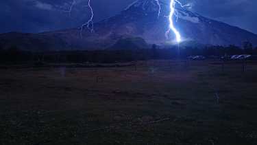 Una guardaparque captó la caída de un rayo en el volcán Lanín
