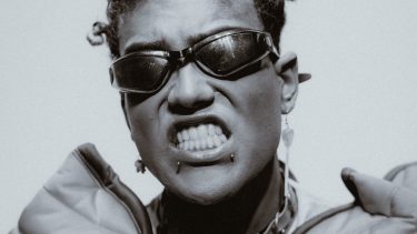 «Revolución en la pasarela»: moda, arte y cuerpo en estado vivo