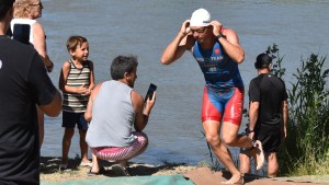 Matías Campi y Natalia Albornoz se quedaron con la décima edición del Triatlón de La Adela
