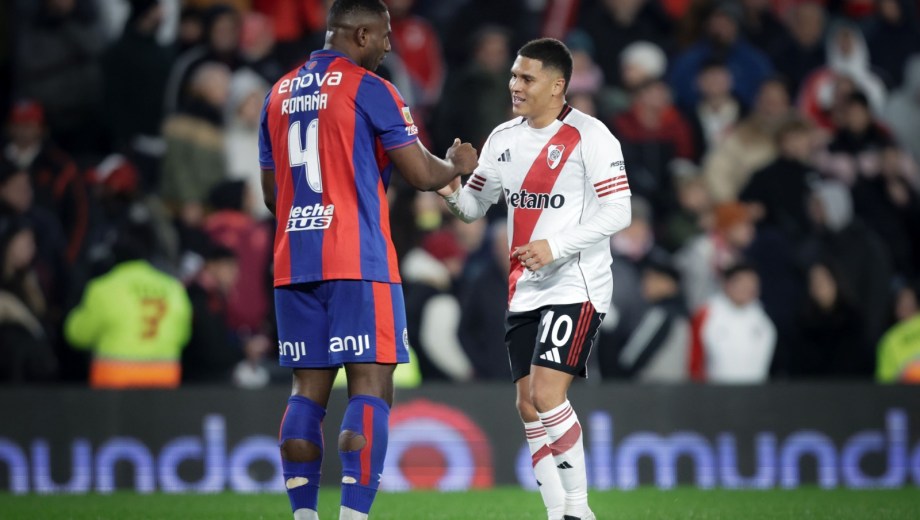 Romaña y Juanfer, saludo colombiano en el último San Lorenzo - River. (Foto: Fbaires)