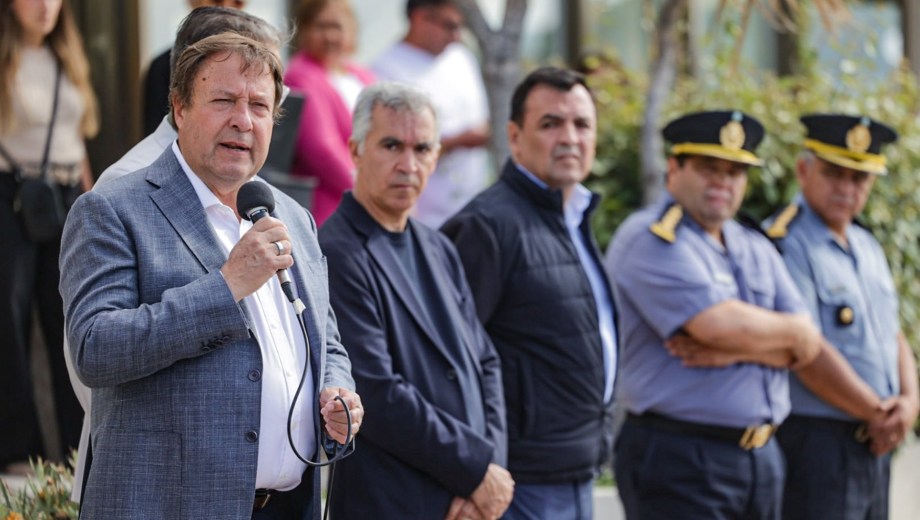 El gobernador Alberto Weretilneck presentó en Las Grutas el operativo de seguridad para la temporada de verano. Foto: gentileza.