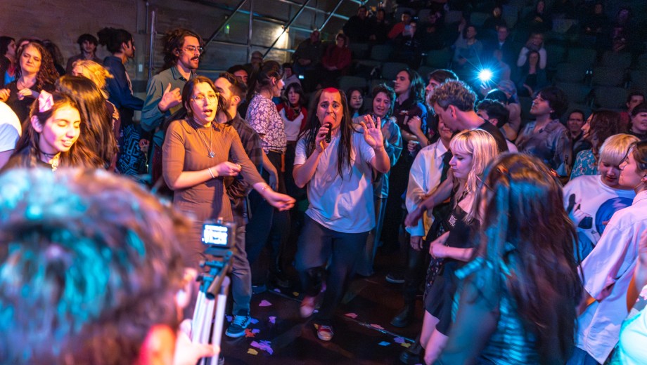 Kazuaki ofrece a su modo un espectáculo inmersivo, pero a la inversa: el artista se mueve entre el público.