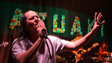 ¡Sayônara 2025! Kazuaki cierra el año en Teneas con un espectáculo de música y teatro