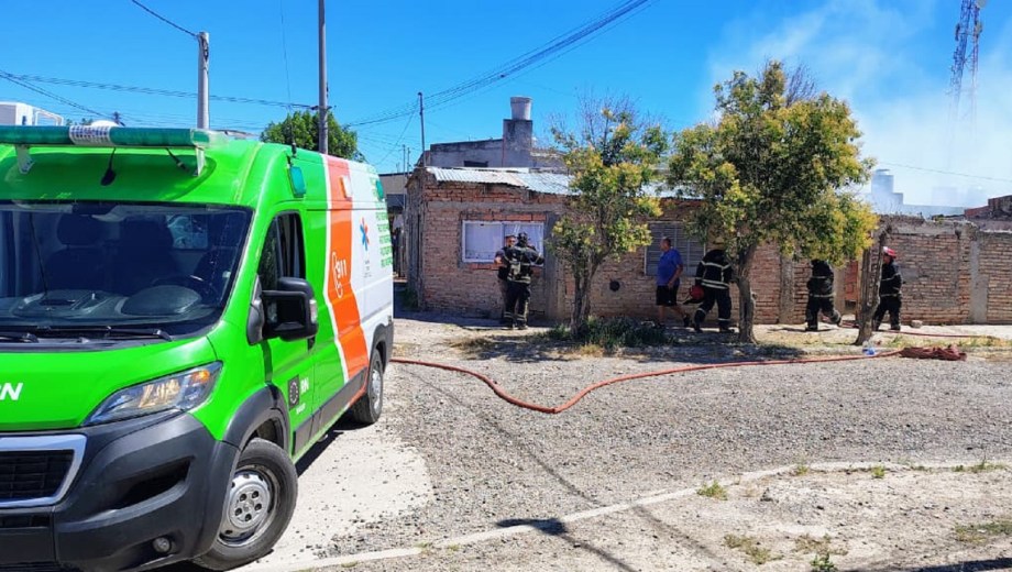 Bomberos controlan incendio en casas de Viedma. Foto: gentileza.