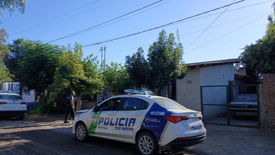 La Policía de Roca realizó allanamientos: secuestró municiones y mercadería vinculada a un robo armado.
