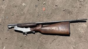 Persecución en Viedma: la Policía atrapó a un hombre de 37 años que arrojó un arma en la calle