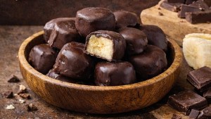 Bombones helados de banana: un snack saludable, low carb y con solo 3 ingredientes